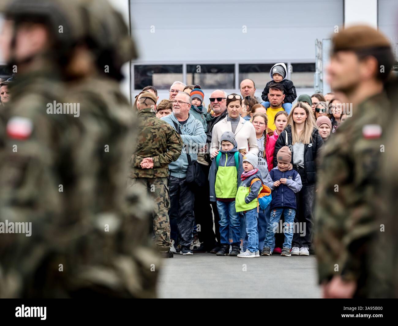 Limanowa, Pologne. 29 mars 2025. Des civils assistent à l’ouverture du complexe militaire du 114e Bataillon d’infanterie légère. La Force de défense territoriale (TDF), ou Wojska Obrony Terytorialnej (WOT), est la cinquième branche des forces armées polonaises, composée de soldats professionnels et volontaires à temps partiel, qui se concentrent sur la défense du territoire polonais et le soutien aux agences civiles en temps de paix. Crédit : SOPA images Limited/Alamy Live News Banque D'Images Limanowa, Pologne. 29 mars 2025. Des civils assistent à l’ouverture du complexe militaire du 114e Bataillon d’infanterie légère. La Force de défense territoriale (TDF), ou Wojska Obrony Terytorialnej (WOT), est la cinquième branche des forces armées polonaises, composée de soldats professionnels et volontaires à temps partiel, qui se concentrent sur la défense du territoire polonais et le soutien aux agences civiles en temps de paix. Crédit : SOPA images Limited/Alamy Live News Banque D'Images