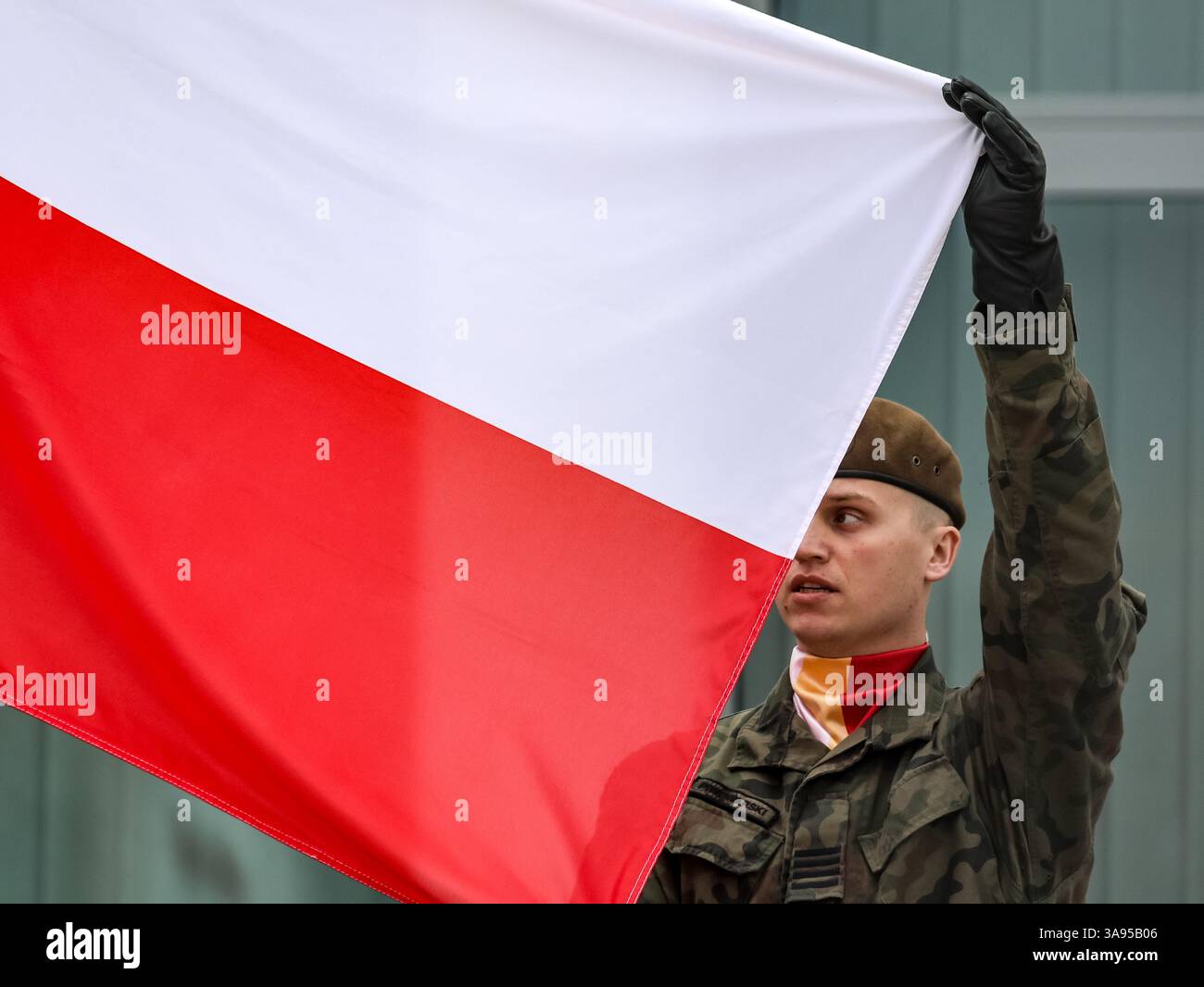 Limanowa, Pologne. 29 mars 2025. Le soldat de la Force de défense territoriale aide à hisser le drapeau national polonais lors de l'ouverture du complexe militaire du 114e bataillon d'infanterie légère. La Force de défense territoriale (TDF), ou Wojska Obrony Terytorialnej (WOT), est la cinquième branche des forces armées polonaises, composée de soldats professionnels et volontaires à temps partiel, qui se concentrent sur la défense du territoire polonais et le soutien aux agences civiles en temps de paix. Crédit : SOPA images Limited/Alamy Live News Banque D'Images Limanowa, Pologne. 29 mars 2025. Le soldat de la Force de défense territoriale aide à hisser le drapeau national polonais lors de l'ouverture du complexe militaire du 114e bataillon d'infanterie légère. La Force de défense territoriale (TDF), ou Wojska Obrony Terytorialnej (WOT), est la cinquième branche des forces armées polonaises, composée de soldats professionnels et volontaires à temps partiel, qui se concentrent sur la défense du territoire polonais et le soutien aux agences civiles en temps de paix. Crédit : SOPA images Limited/Alamy Live News Banque D'Images