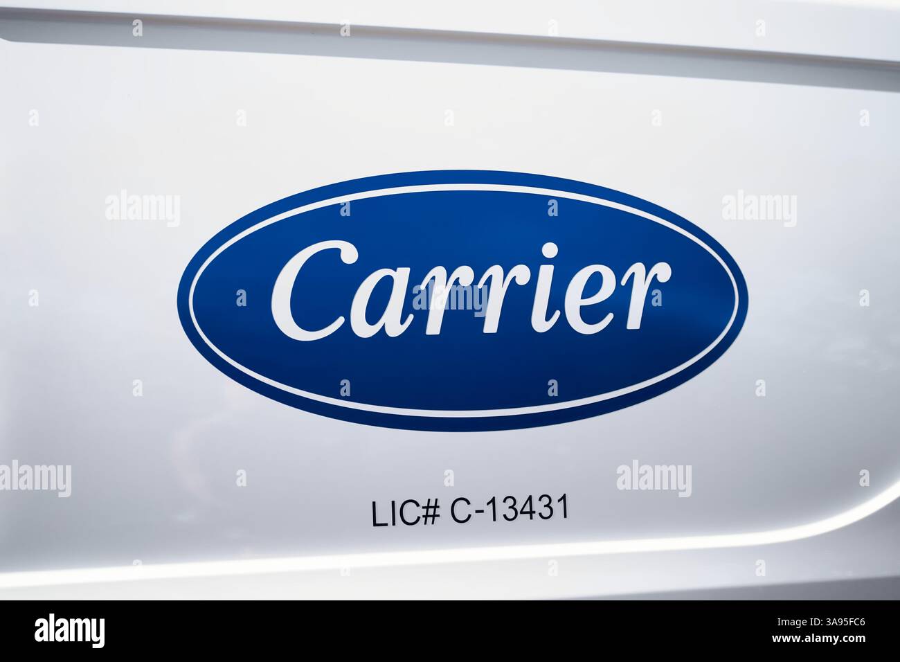Honolulu, HI-Jan 16, 2025 : logo commercial Carrier Global Corporation sur le véhicule de service. Carrier offre le chauffage, la ventilation, la climatisation HVAC Banque D'Images