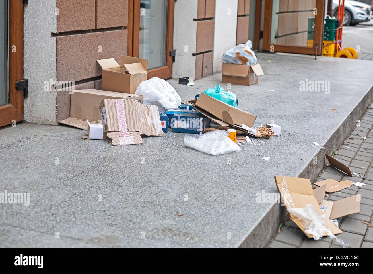 ordures éparpillées dans la rue de la ville. Protection de l'environnement Banque D'Images