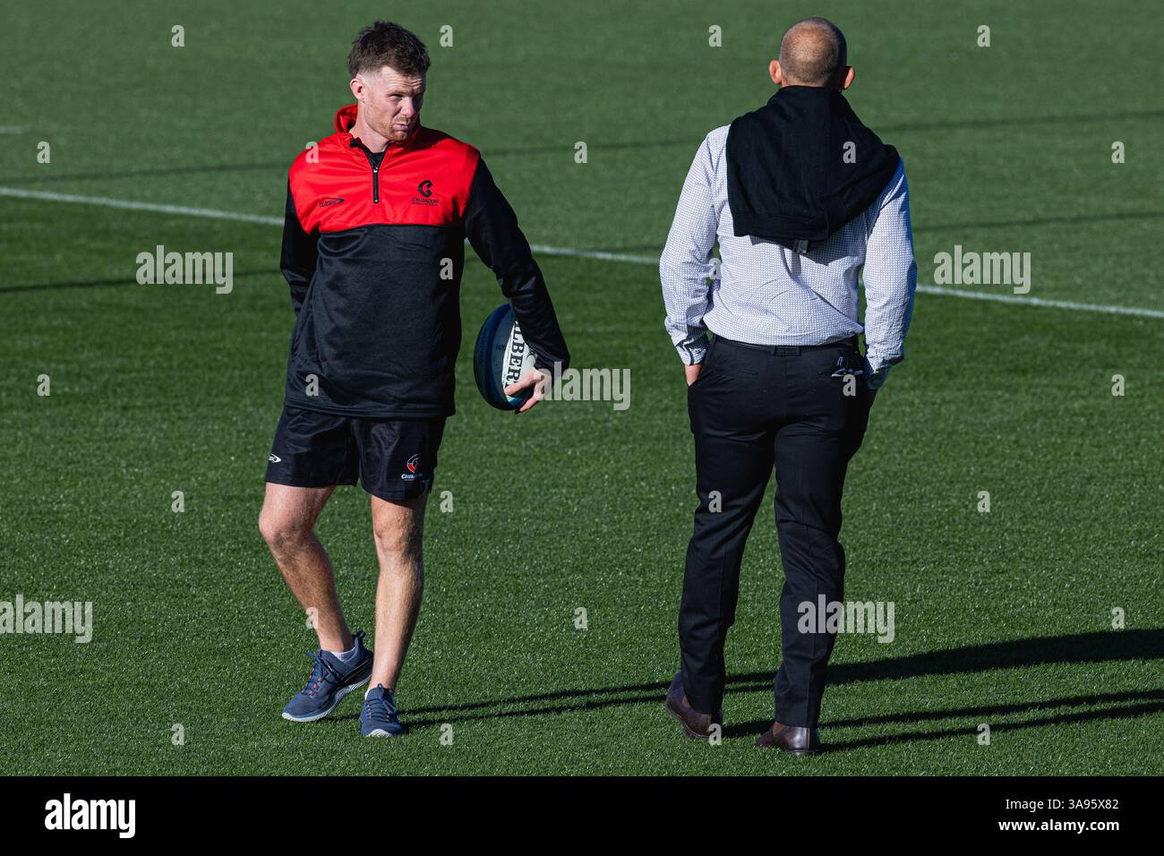 Christchurch, Nouvelle-Zélande, 29 mars 2025. Les joueurs des Crusaders Mitchell Drummond (à gauche) et Tom Christie (à droite) s’engagent dans une conversation avant le match de Super Rugby Round 7 entre les Crusaders et Moana Pasifika au stade Apollo Projects le 29 mars 2025 à Christchurch, en Nouvelle-Zélande. Crédit : James Foy/Speed Media/Alamy Live News Banque D'Images