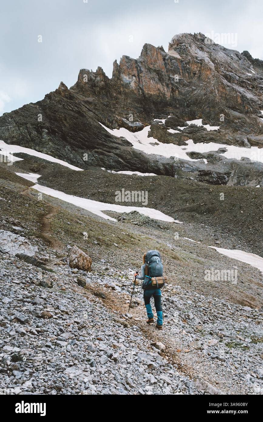 Montagnes aventures - femme trekking solo avec sac à dos voyage mode de vie actif voyageur sain randonnée vacances actives voyage en plein air Banque D'Images