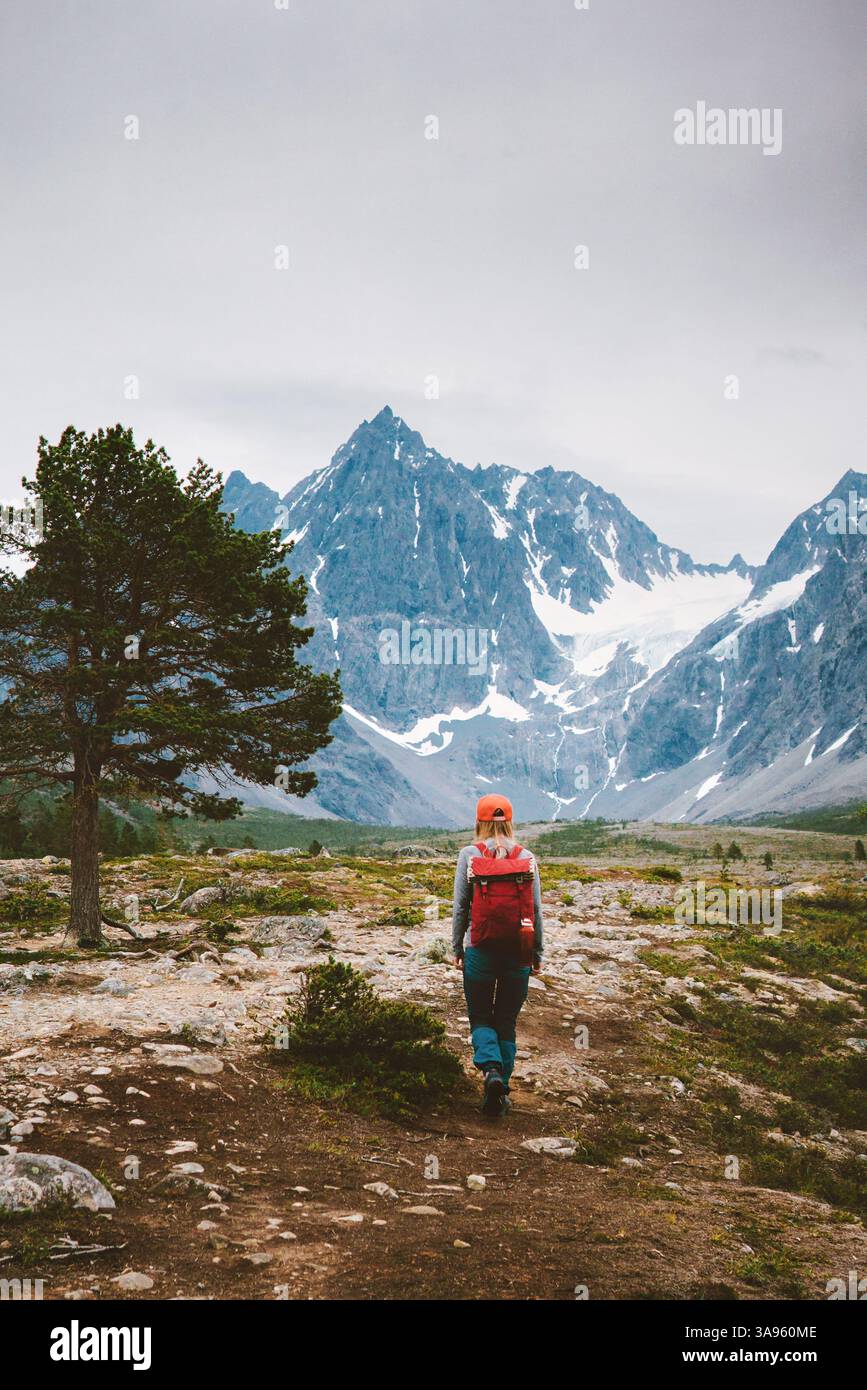 Femme grimpant les montagnes en Norvège voyage solo vacances d'été actif aventure voyage de style de vie, touriste erre en solo avec sac à dos éco-tourisme dans le w Banque D'Images