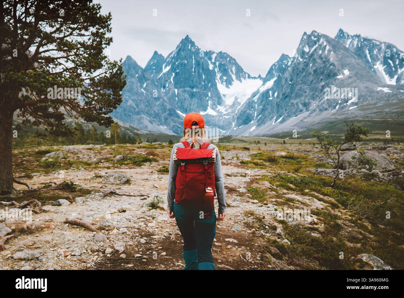 Femme explorant les sentiers de randonnée dans les montagnes de Norvège vacances d'été actif voyage d'aventure, femme touristique solo avec sac à dos touristique Lyngen Alpes HE Banque D'Images