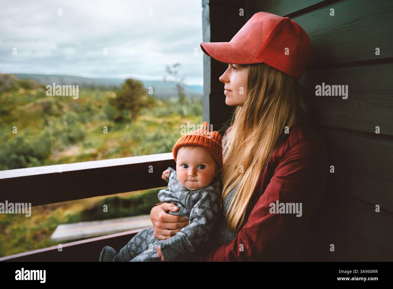 Mère de style de vie de famille avec bébé assis sur la terrasse ensemble, parent avec enfant liant ensemble maman heureuse et enfant profitant de la vue sur la nature, Mothe Banque D'Images