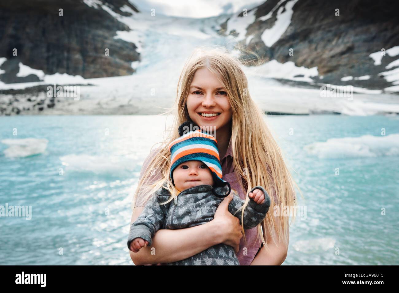 Mère avec bébé voyageant en Norvège famille maman et enfant randonnée dans les montagnes Lyngen Alpes en plein air ensemble style de vie sain vaca d'été actif Banque D'Images