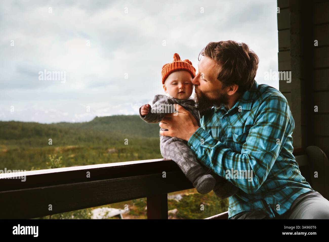 Père et bébé ensemble style de vie familial enfant avec papa sur la terrasse, vacances d'été parent amour heureux moments tendresse émotions franches - Pères Banque D'Images