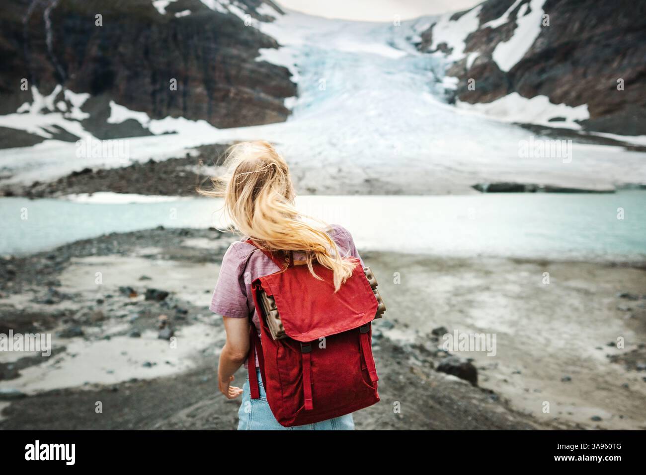 Femme randonnée en solo dans les montagnes de Norvège sur les vacances d'été voyage d'aventure active, touriste féminine avec sac à dos visite du glacier Steindalsbreen à Ly Banque D'Images