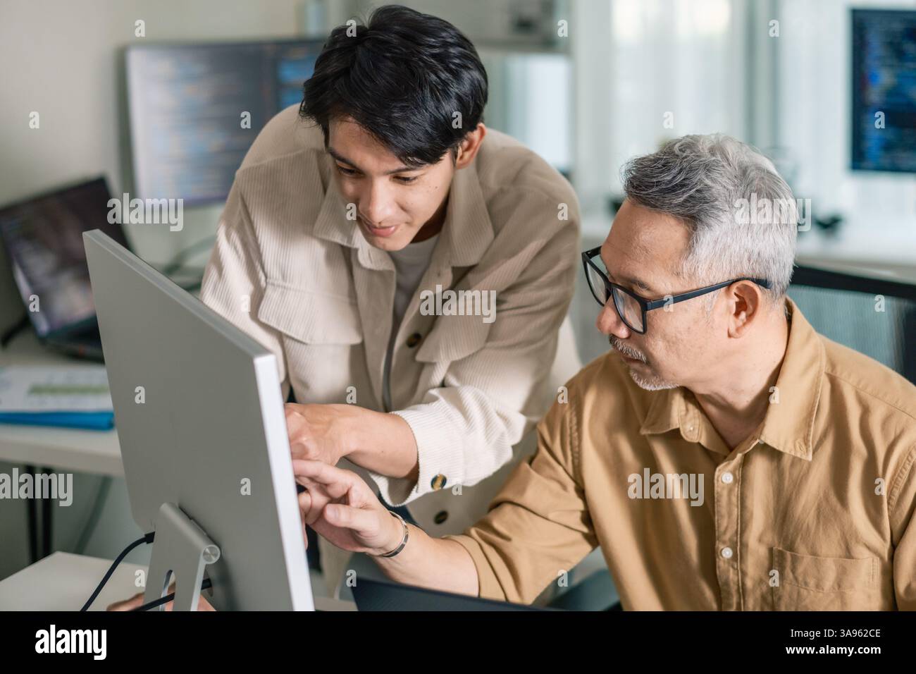 Groupe de développement de logiciels de programmation d'apprentissage senior asiatiques analysant des organigrammes pendant une formation bootcamp Banque D'Images