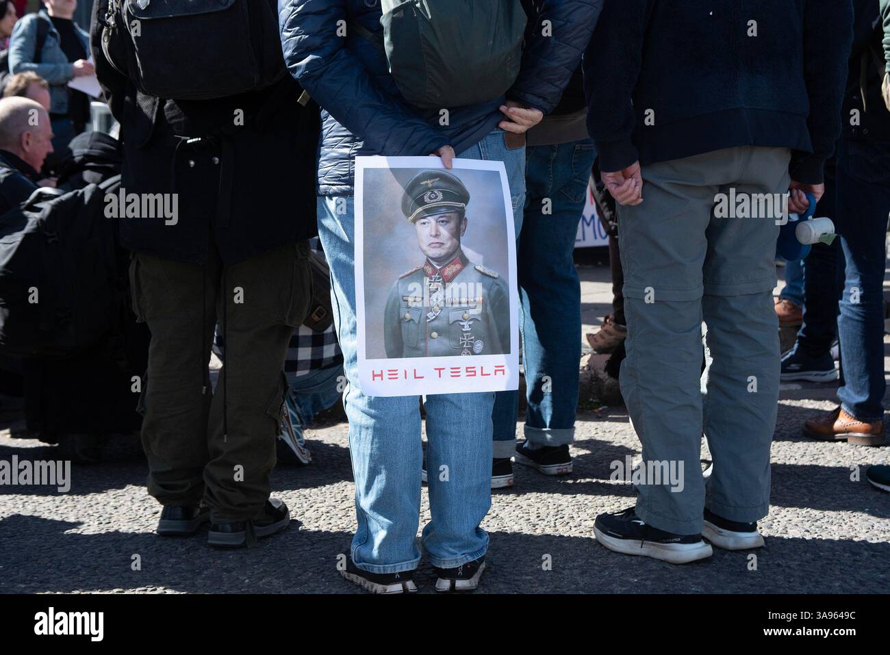 Londres, Royaume-Uni. 29 mars 2025. Les manifestants écoutent les discours pendant la manifestation devant le concessionnaire Tesla à Londres. Les militants de Tesla Takedown UK se sont rassemblés devant le concessionnaire Tesla pour participer à la Journée mondiale d'action à Londres. Les manifestants appellent au boycott contre la société de voitures électriques Tesla appartenant à Elon Musk. En raison de la récente implication milliardaire de la politique américaine et mondiale. (Photo de Krisztian Elek/SOPA images/SIPA USA) crédit : SIPA USA/Alamy Live News Banque D'Images