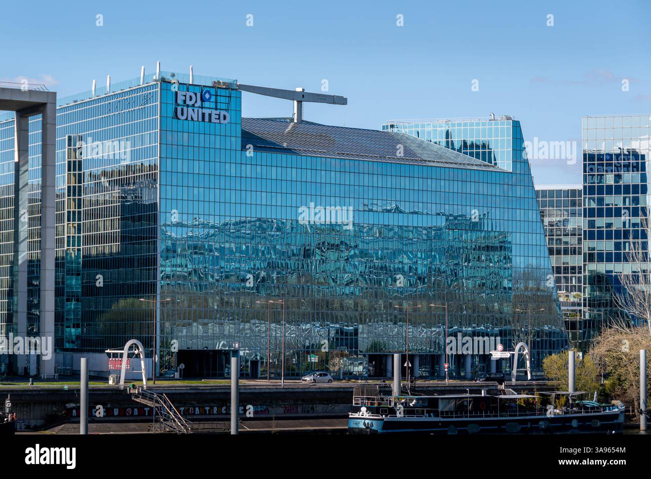 Vue extérieure du siège de FDJ United, anciennement française des Jeux, opérateur de loteries, jeux en ligne et Paris sportifs Banque D'Images