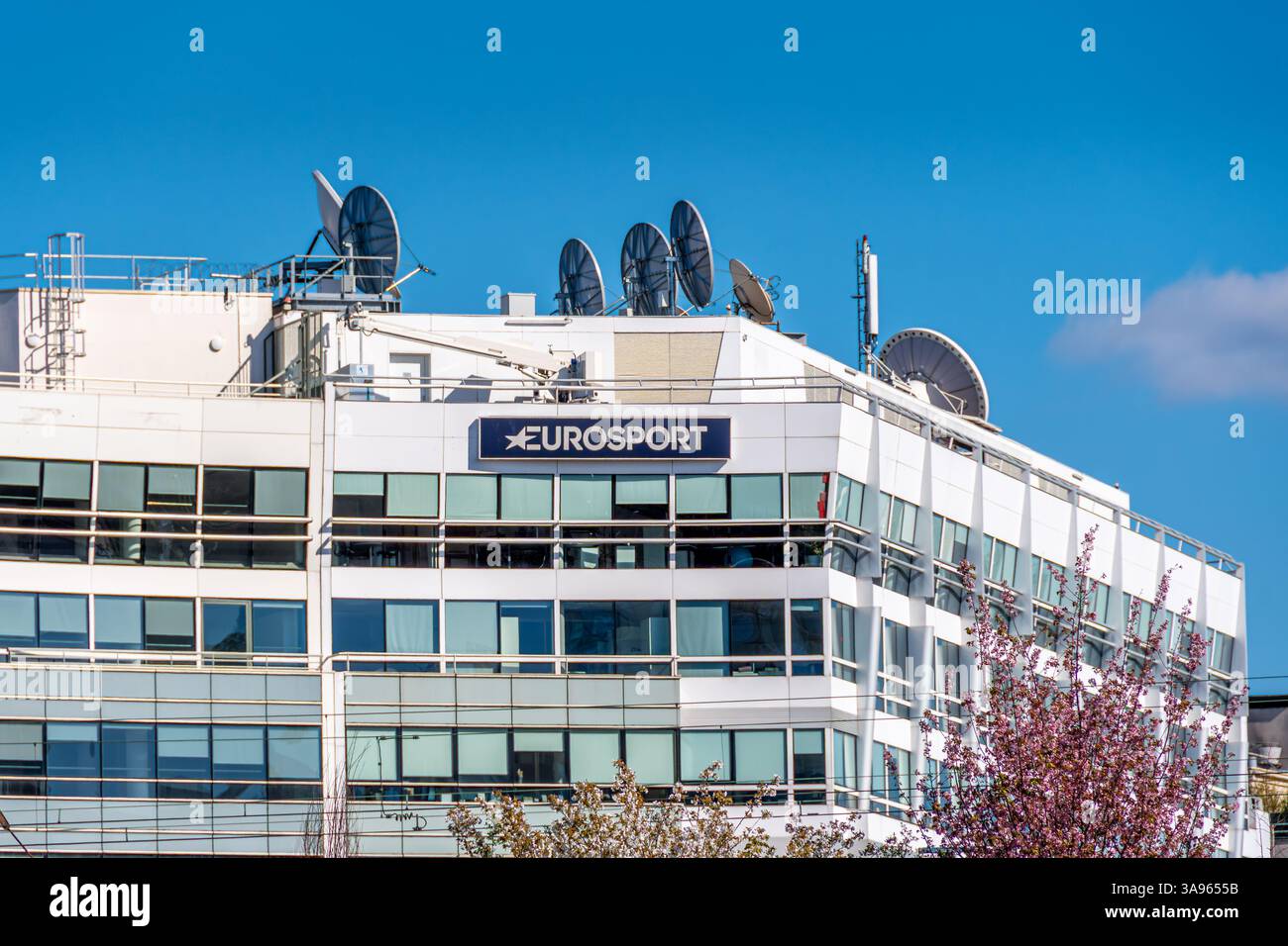 Vue extérieure du siège d'Eurosport. Eurosport est un groupe de télévision payante en Europe et en Asie, détenu et exploité par Warner Bros Découverte Banque D'Images