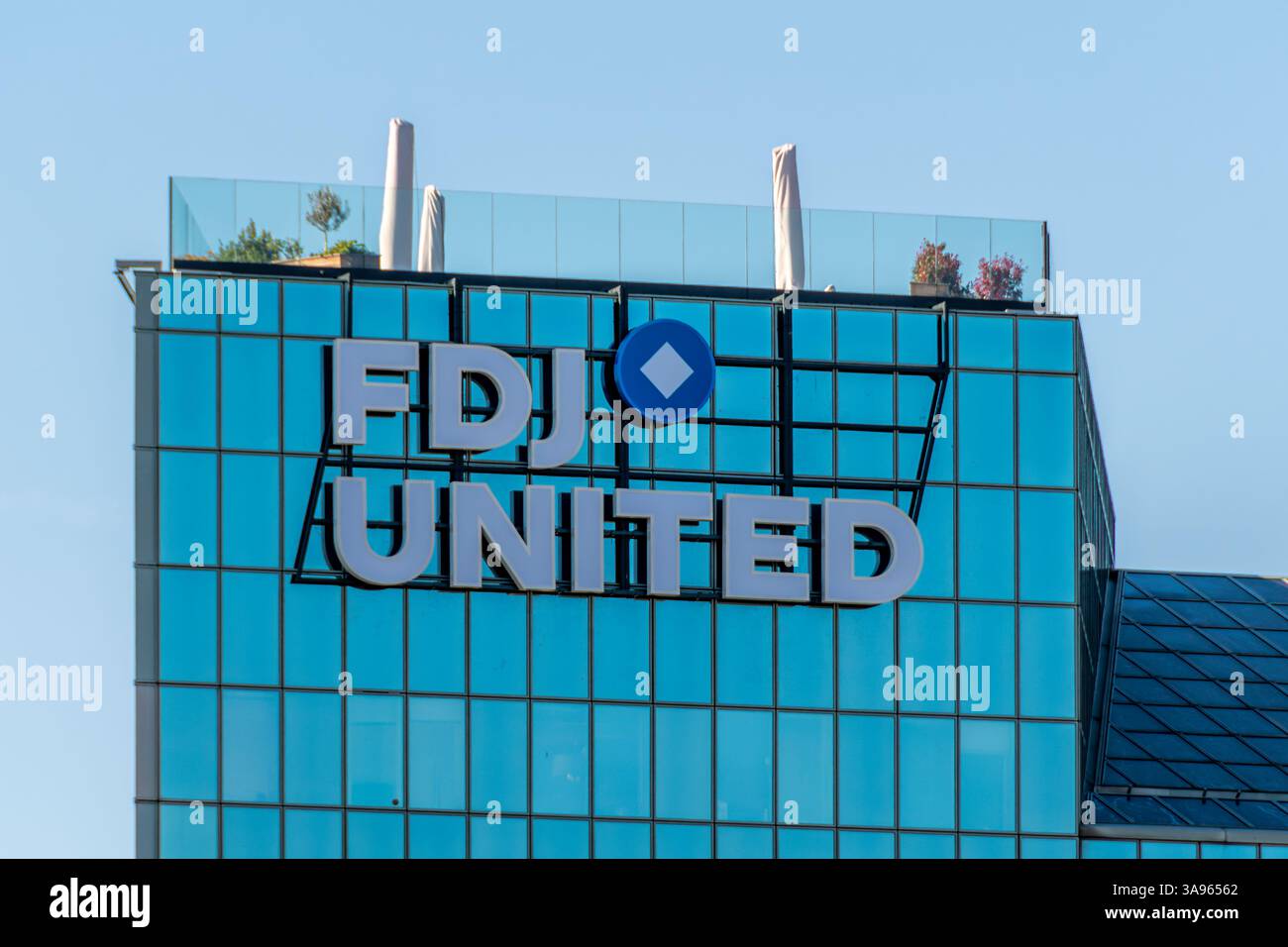 Enseigne et logo sur le siège de FDJ United, anciennement française des Jeux, opérateur des marchés de loterie, de jeux en ligne et de Paris sportifs Banque D'Images