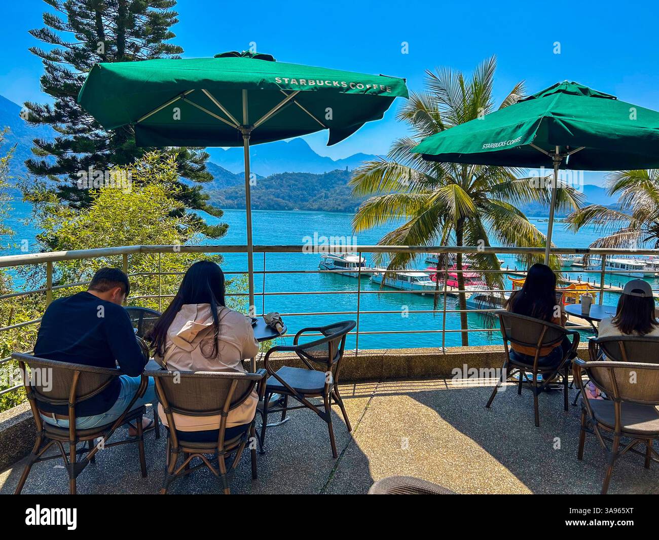 Yuchi, Taïwan, Sun Moon Lake, couples asiatiques partageant le café, Starbucks Cafe Terrace, vue panoramique Banque D'Images