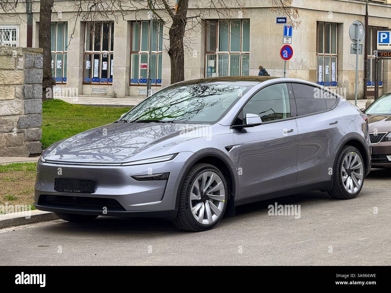 OSTRAVA, TCHÉQUIE - 27 MARS 2023 : Silver Tesla Model y Juniper Electric SUV, voiture neuve sans plaque d'immatriculation Banque D'Images