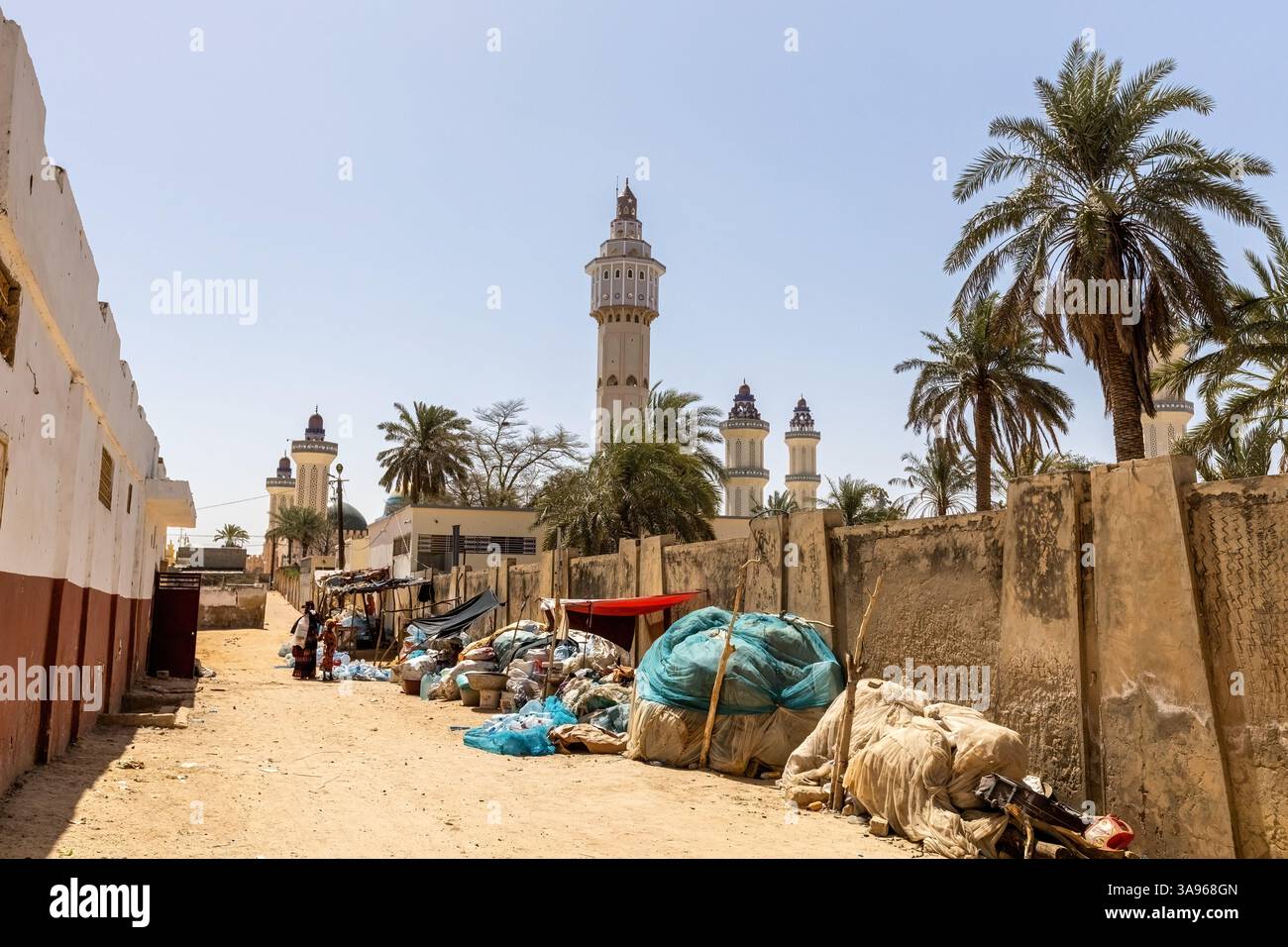 Vue sur la rue de la Grande mosquée de Touba Sénégal Banque D'Images