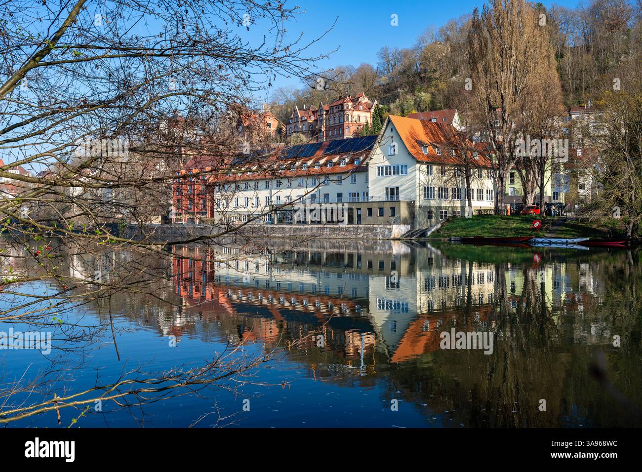 Villas historiques et auberge de jeunesse sur la rivière Neckar à Tübingen au printemps Banque D'Images