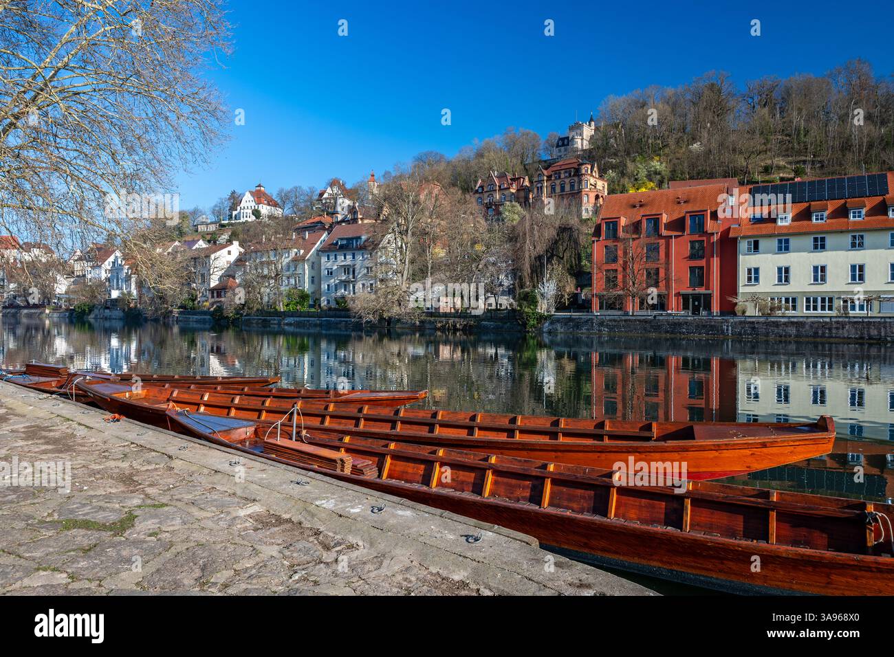 Bateaux punt traditionnels sur la rivière Neckar à Tübingen par un matin clair de printemps Banque D'Images