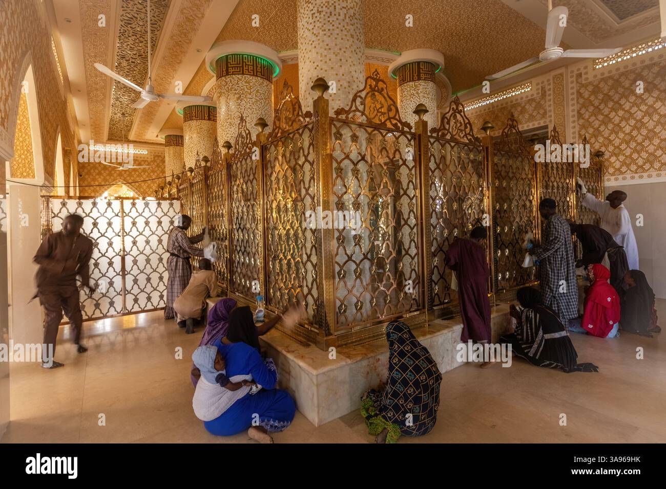 Les gens au tombeau d'Amadou Bamba M'backe situé dans la Grande Mosquée de Touba à Touba, Sénégal Banque D'Images