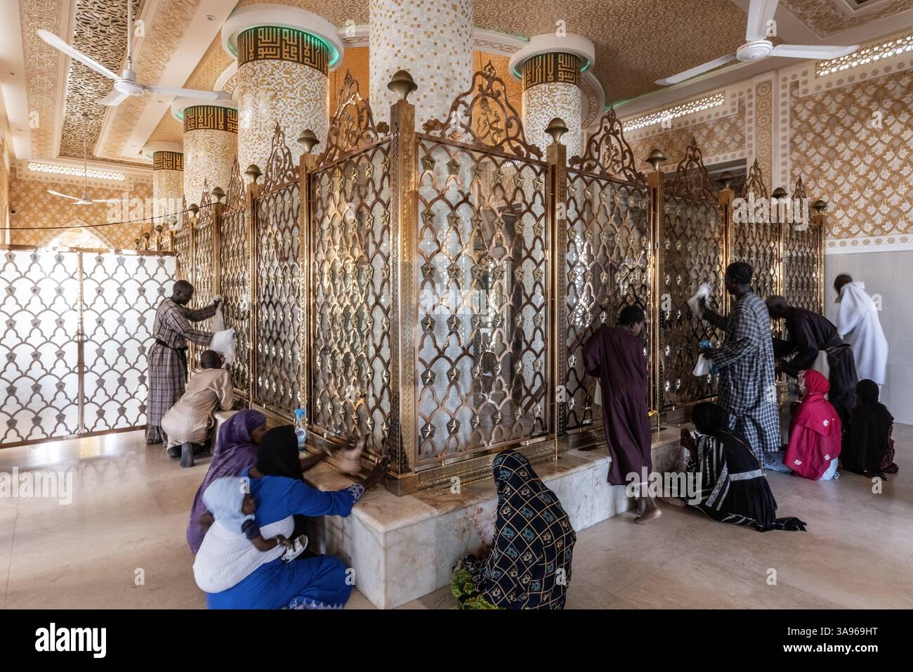 Les gens au tombeau d'Amadou Bamba M'backe situé dans la Grande Mosquée de Touba à Touba, Sénégal Banque D'Images