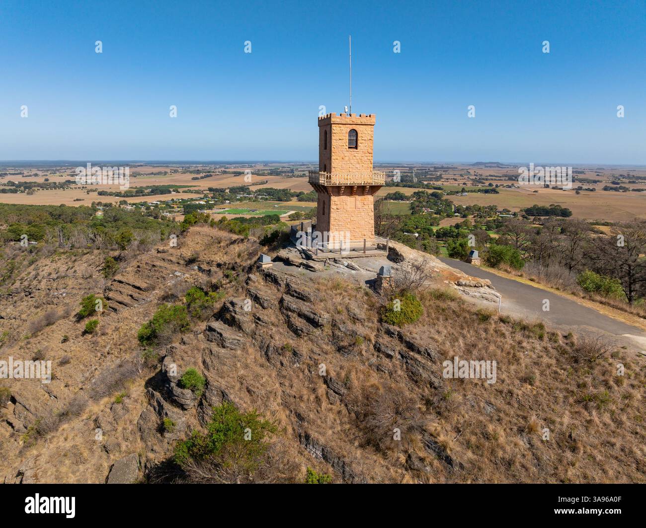 Vue aérienne d'une tour d'observation en pierre sur un sommet de montagne rocheuse à Mount Gambier sur la côte calcaire en Australie méridionale, Banque D'Images