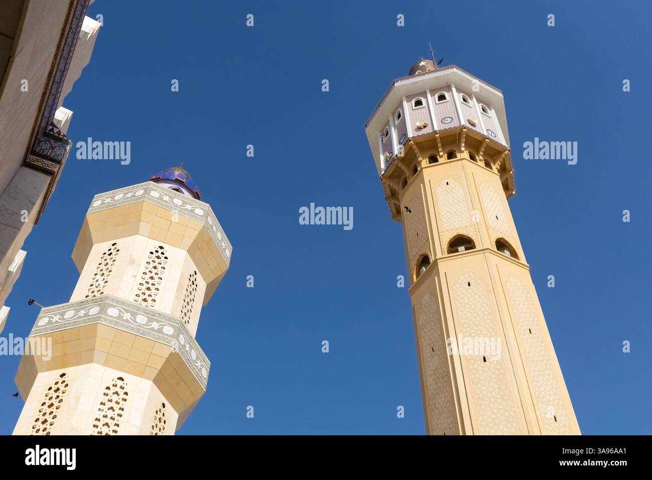 Minarets de la Grande Mosquée de Touba face au ciel bleu Sénégal Banque D'Images