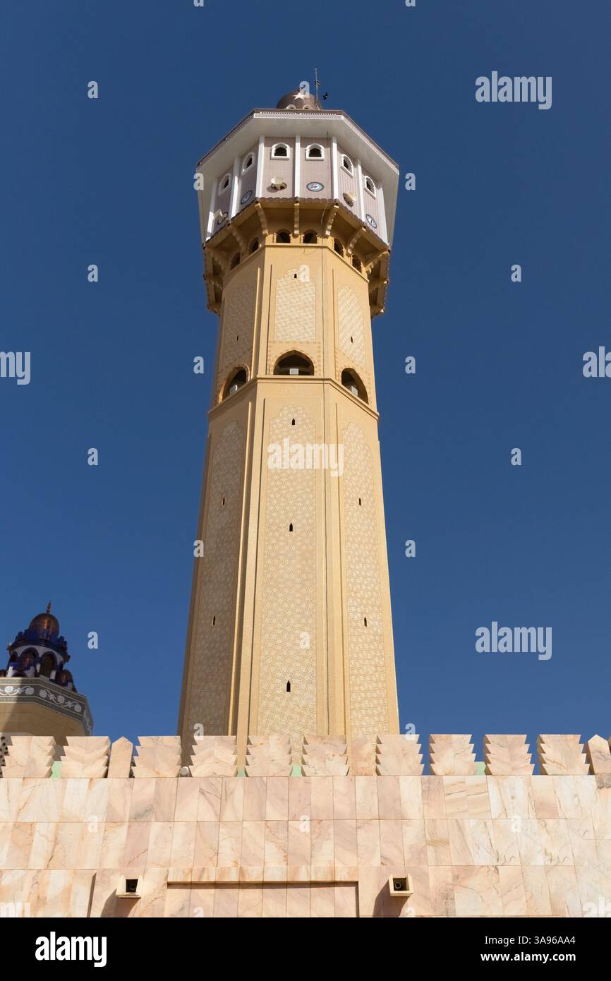 Minarets de la Grande Mosquée de Touba face au ciel bleu Sénégal Banque D'Images