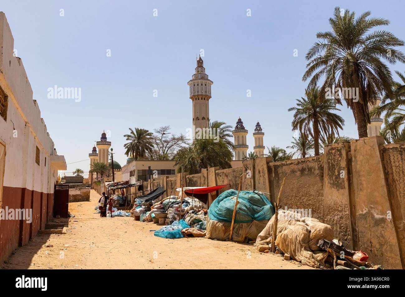 Vue sur la rue de la Grande mosquée de Touba Sénégal Banque D'Images