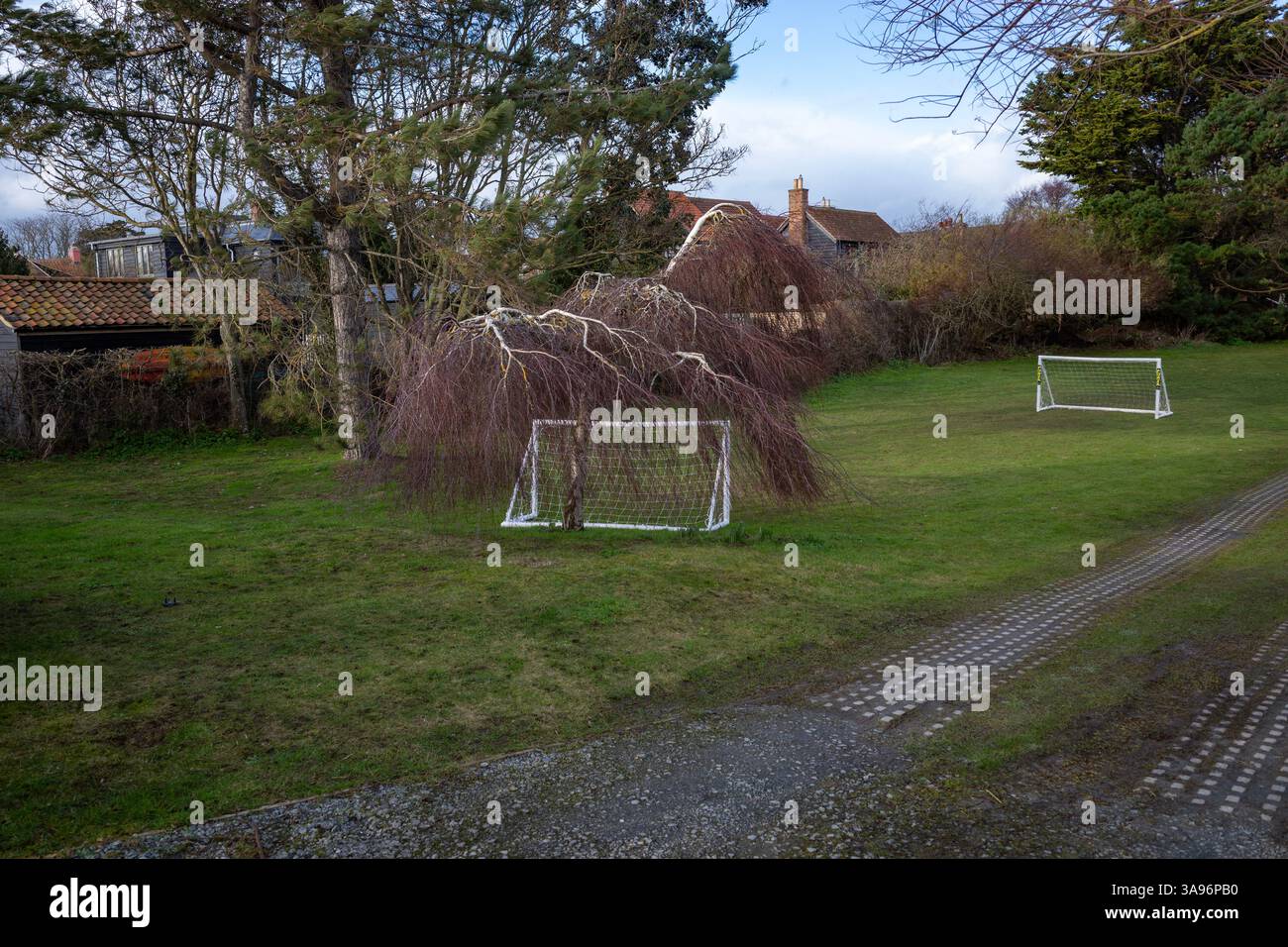 Buts de football dans un jardin Banque D'Images
