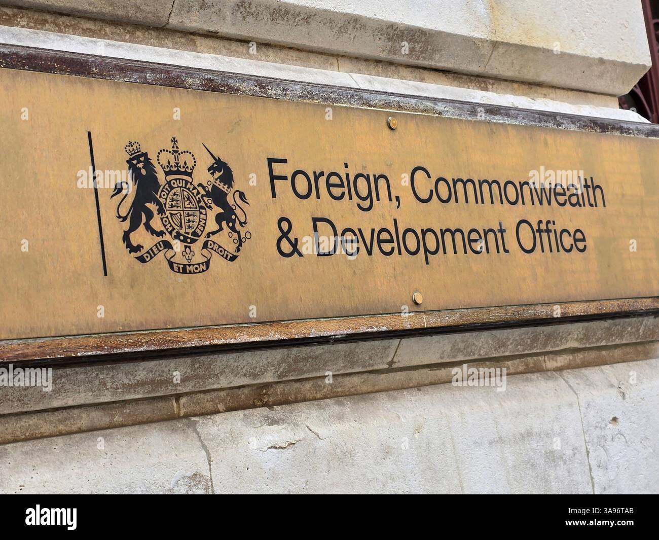 Panneau à l'entrée du Foreign, Commonwealth & Development Office à Westminster, Londres, Royaume-Uni Banque D'Images