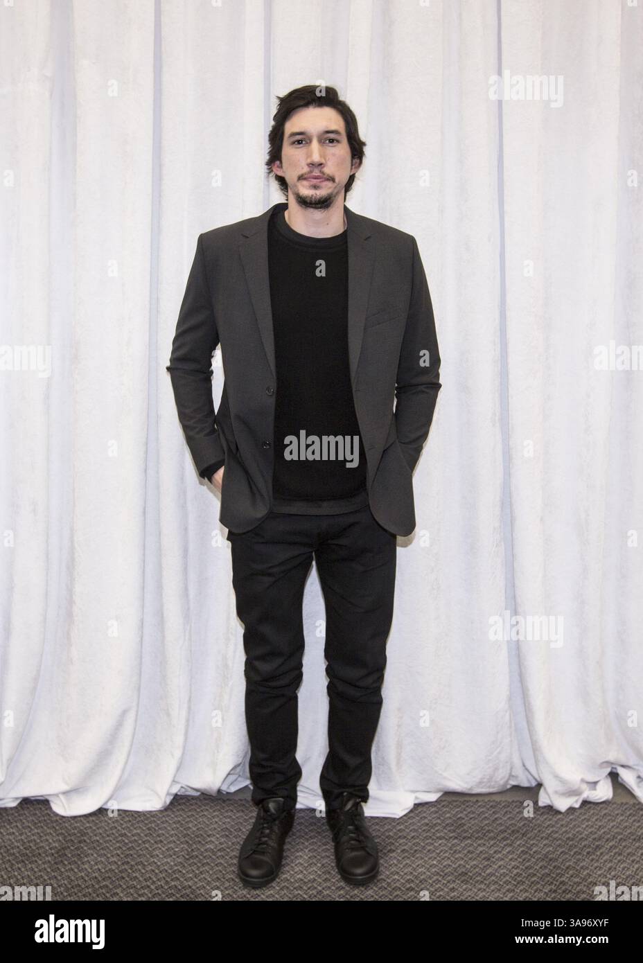 14 décembre 2015 - Hollywood, Californie, États-Unis - Adam Driver dans le rôle de Kylo Ren dans le nouveau film "Star Wars the Last Jedi" à sortir le 15 décembre 2017. Adam Driver fait la promotion de « Star Wars : la Force se réveille ». Adam Douglas Driver Adam Douglas Driver (né le 19 novembre 1983) est un acteur américain. Driver a reçu trois nominations consécutives pour le Primetime Emmy Award pour son rôle exceptionnel dans un second rôle dans une série de comédies. À venir : Annette (2018), L'homme qui a tué Don Quichotte (2018), Star Wars : Episode VIII (2017), Logan Lucky (2017). (Crédit image : © Armando Gallo/ZUMA Studio) Banque D'Images