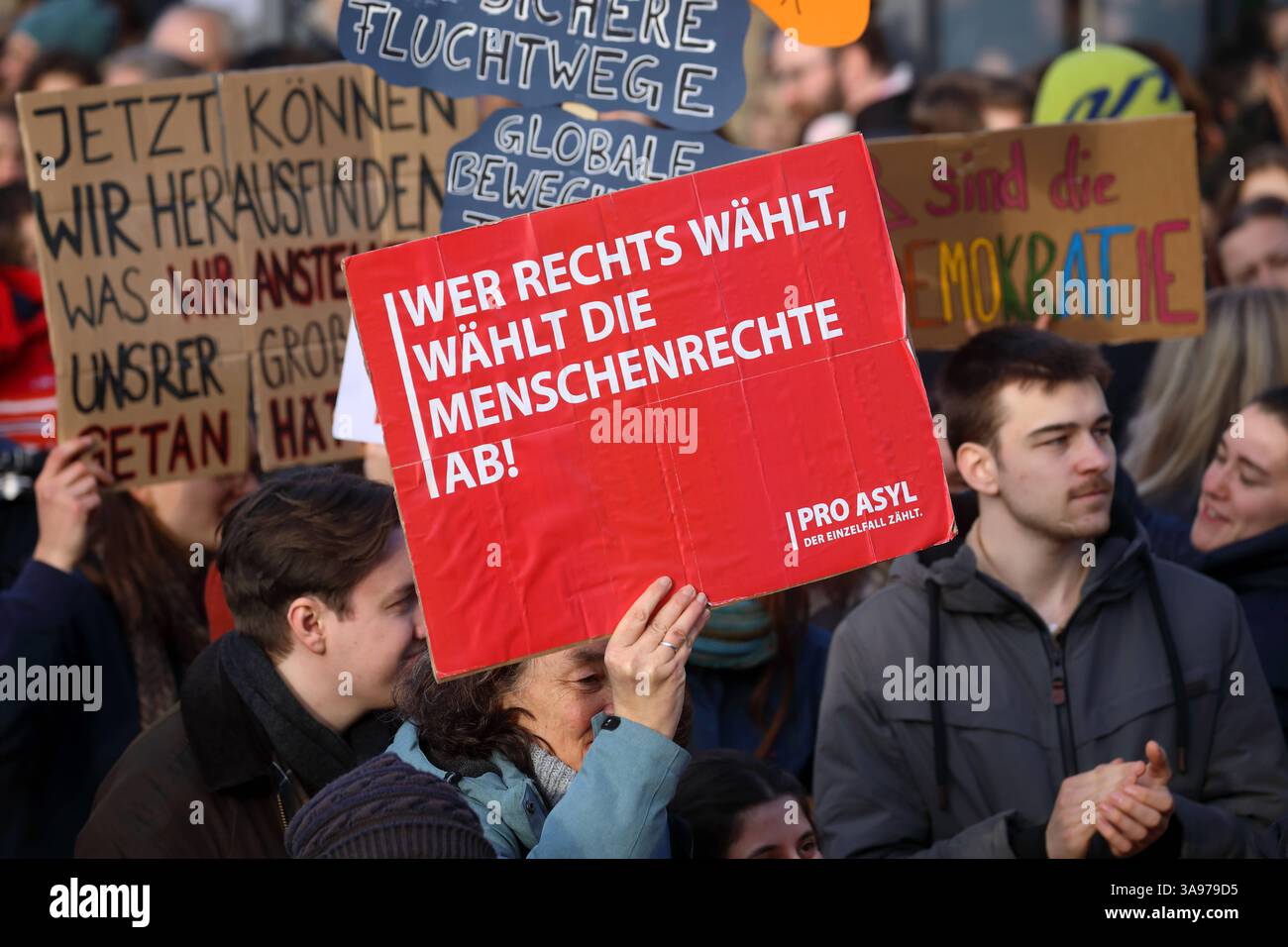 Unter dem Titel nie wieder ist jetzt - Großdemonstration gegen den Rechtsruck in der Gesellschaft - Demoschild : WER RECHTS WÄHLT, WÄHLT DIE MENSCHENRECHTE AB - logo : PRO ASYL - DER EINZELFALL zählt Pro Asyl ist ein Verein mit Sitz in Frankfurt am main, der sich für den Schutz und die Rechte von asylsuchenden Menschen in Europa einsetzt - Deutschland, GER, Allemagne, Gießen, DEU, Allemagne 08.02.2025 - Protestaktion gegen rechte Tendenzen und den gesellschaftlichen Rechtsruck in weiten Teilen der Deutschen Bevölkerung. Ein weiteres aktuelles Thema War die Abstimmung von Union, FDP und AFD im Deutschen Bund Banque D'Images