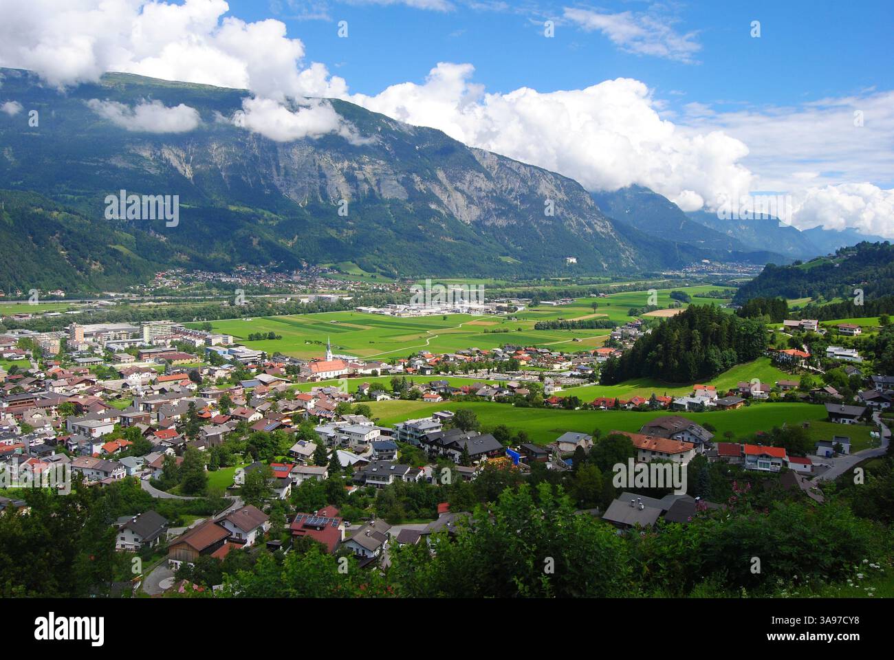 Vue sur Schwaz, Autriche. Schwaz se trouve au milieu de la vallée inférieure de l'Inn, au pied des montagnes Kellerjoch et Eiblschrofen. Au h de la ville Banque D'Images