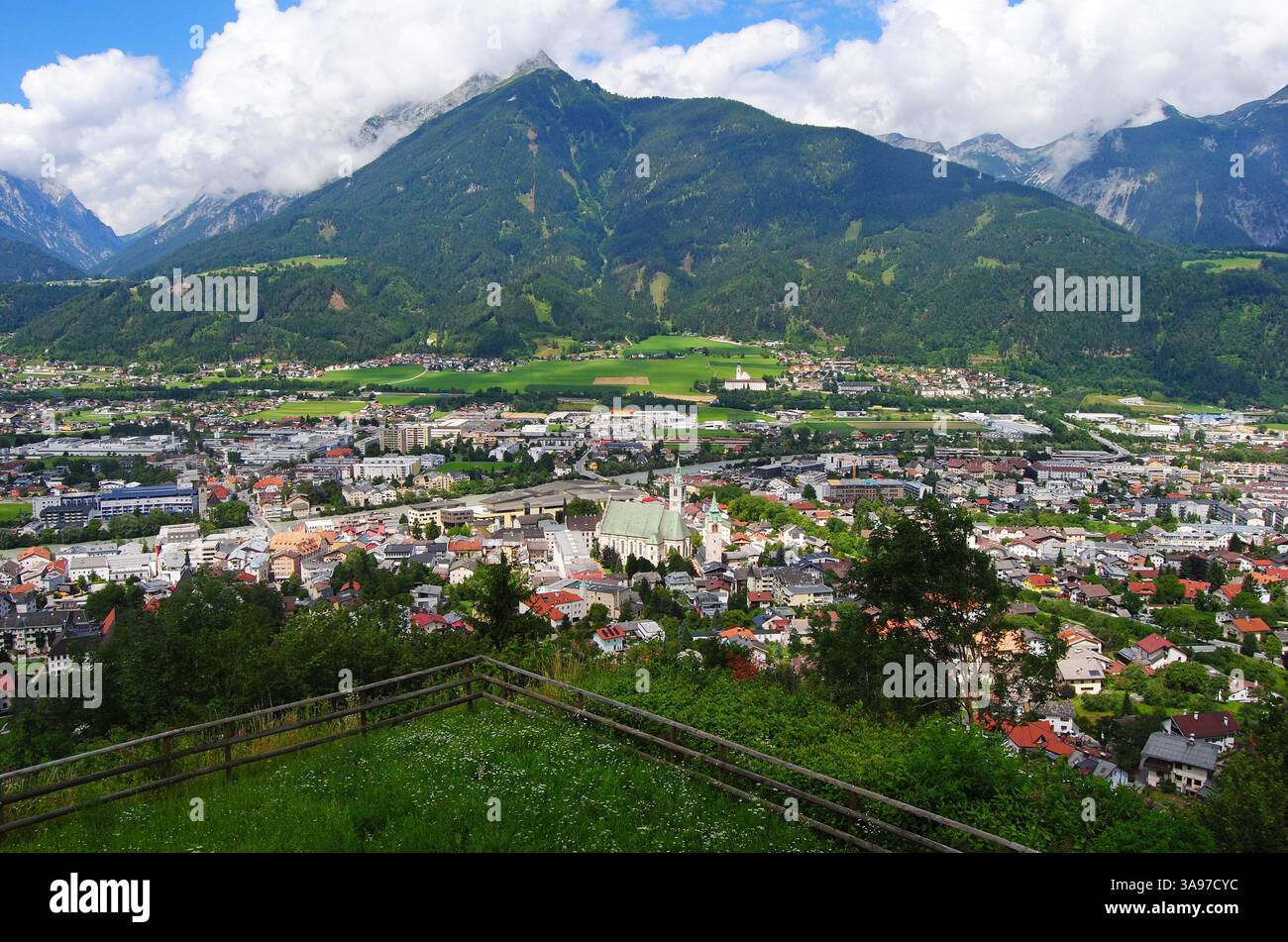 Vue sur Schwaz, Autriche. Schwaz se trouve au milieu de la vallée inférieure de l'Inn, au pied des montagnes Kellerjoch et Eiblschrofen. Au h de la ville Banque D'Images
