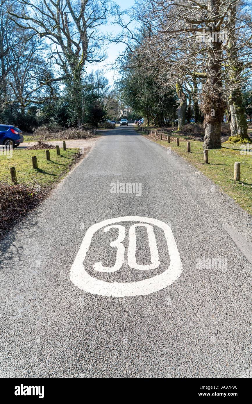 panneau 30 mph peint sur la surface de la route Banque D'Images