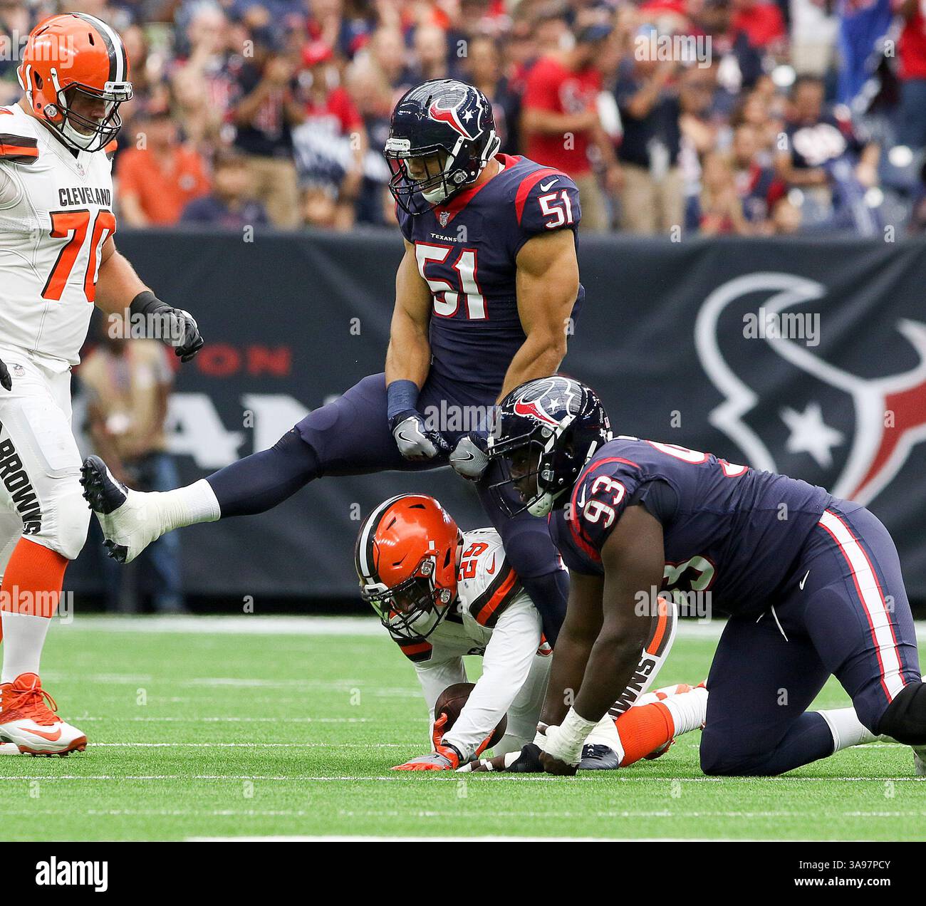 15 octobre 2017 : le linebacker des Houston Texans Dylan Cole (51 ans) célèbre après un tacle pour la défaite dans le premier quart-temps lors du match NFL entre les Browns de Cleveland et les Texans de Houston au NRG Stadium de Houston, Texas. John Glaser/CSM. (Image de crédit : &copy ; John Glaser/CSM via ZUMA Wire) Banque D'Images