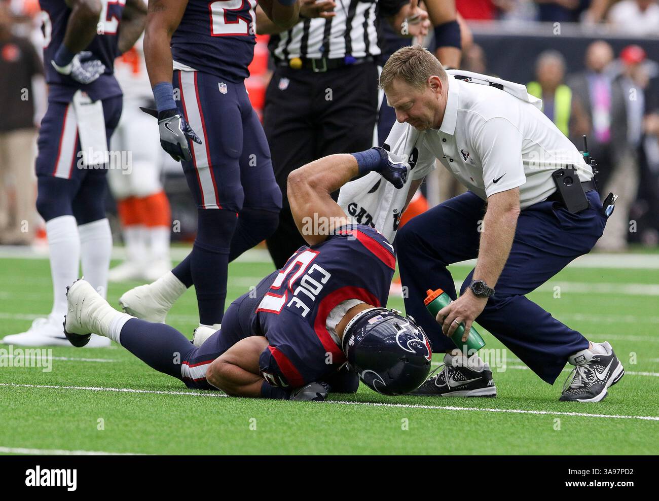 15 octobre 2017 : le linebacker des Houston Texans Dylan Cole (51 ans) frappe le sol après avoir été blessé au deuxième quart-temps lors du match NFL entre les Browns de Cleveland et les Texans de Houston au NRG Stadium de Houston, Texas. John Glaser/CSM. (Image de crédit : &copy ; John Glaser/CSM via ZUMA Wire) Banque D'Images