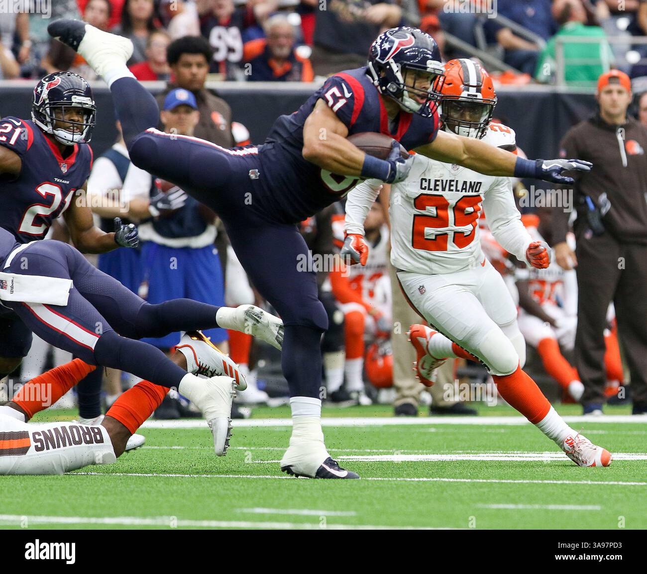 15 octobre 2017 : le linebacker des Houston Texans Dylan Cole (51 ans) prend les airs après une interception dans le deuxième quart-temps pendant le match NFL entre les Browns de Cleveland et les Texans de Houston au NRG Stadium de Houston, Texas. John Glaser/CSM. (Image de crédit : &copy ; John Glaser/CSM via ZUMA Wire) Banque D'Images