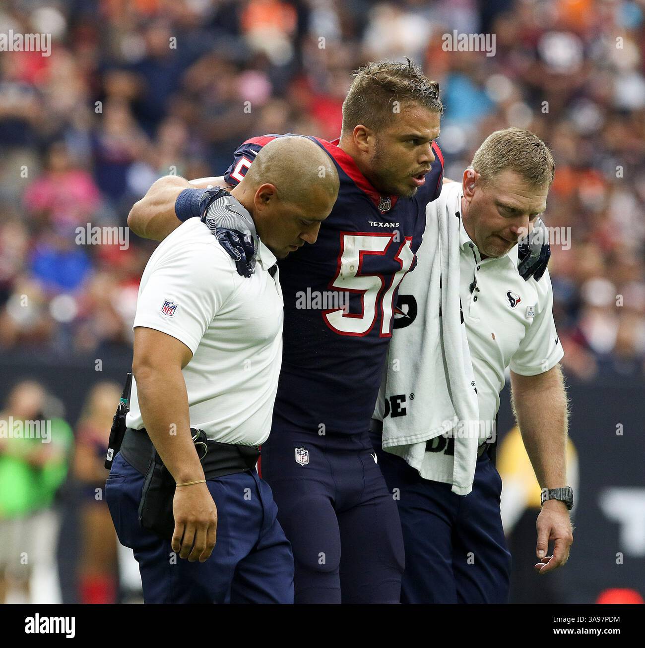 15 octobre 2017 : le linebacker des Houston Texans Dylan Cole (51 ans) quitte le peloton après avoir été blessé au deuxième quart-temps lors du match NFL entre les Browns de Cleveland et les Texans de Houston au NRG Stadium de Houston, Texas. John Glaser/CSM. (Image de crédit : &copy ; John Glaser/CSM via ZUMA Wire) Banque D'Images