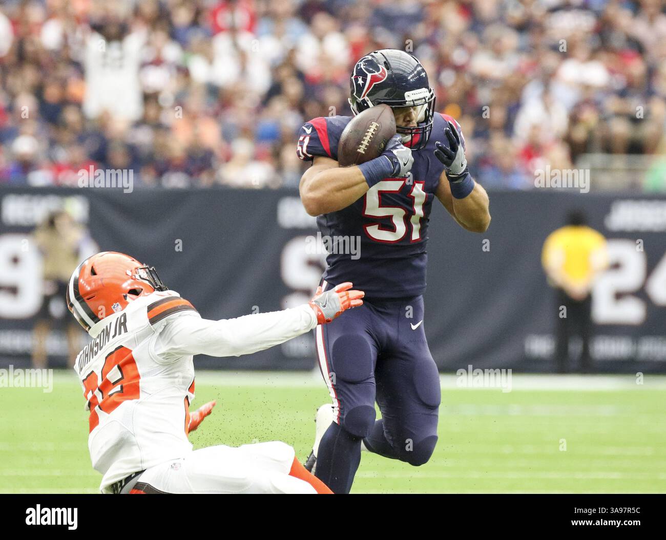15 octobre 2017 - Houston, TX, États-Unis - le linebacker des Houston Texans Dylan Cole (51) intercepte une passe destinée au Running back des Cleveland Browns Duke Johnson (29) au deuxième quart-temps d'un match de la NFL entre les Texans de Houston et les Browns de Cleveland au stade NRG de Houston, Texas. Cole a été blessé sur la pièce et n'est pas revenu. (Crédit image : © Scott W. Coleman via ZUMA Wire) Banque D'Images