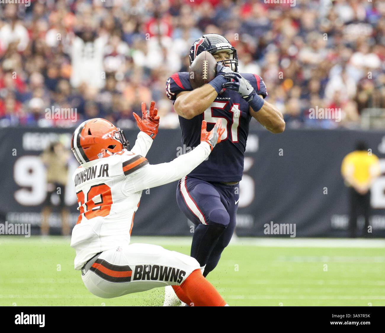 15 octobre 2017 - Houston, TX, États-Unis - le linebacker des Houston Texans Dylan Cole (51) intercepte une passe destinée au Running back des Cleveland Browns Duke Johnson (29) au deuxième quart-temps d'un match de la NFL entre les Texans de Houston et les Browns de Cleveland au stade NRG de Houston, Texas. Cole a été blessé sur la pièce et n'est pas revenu. (Crédit image : © Scott W. Coleman via ZUMA Wire) Banque D'Images