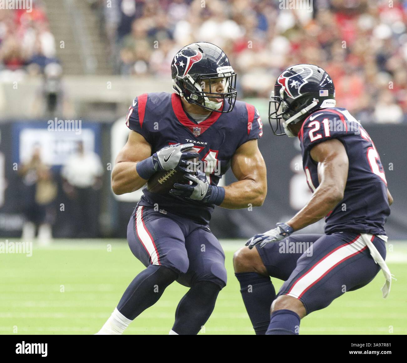 15 octobre 2017 - Houston, TX, États-Unis - le linebacker des Texans de Houston Dylan Cole (51 ans) intercepte une passe au deuxième quart-temps d'un match de la NFL entre les Texans de Houston et les Browns de Cleveland au stade NRG de Houston, Texas. Cole a été blessé sur la pièce et n'est pas revenu. (Crédit image : © Scott W. Coleman via ZUMA Wire) Banque D'Images