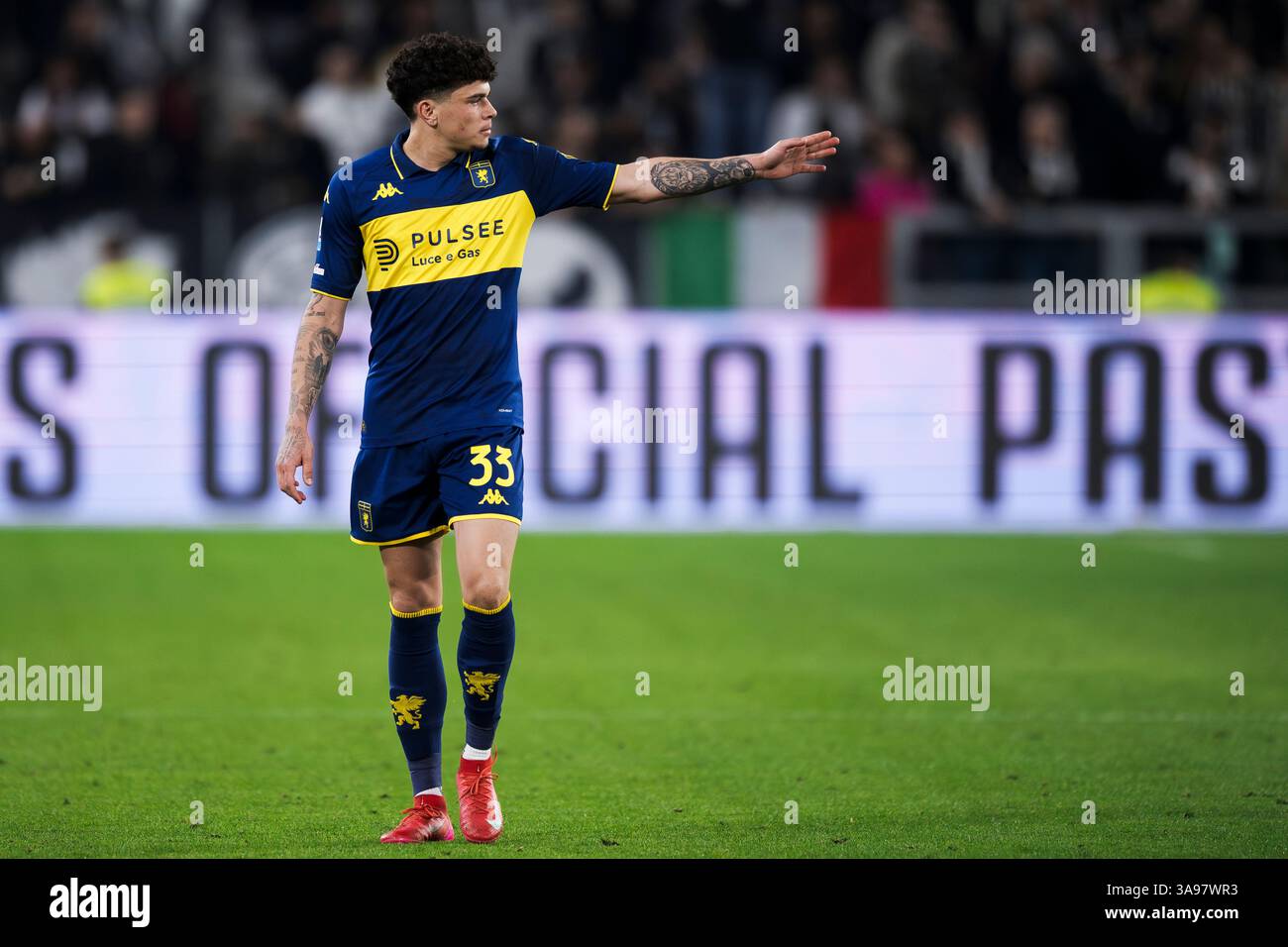 Turin, Italie. 29 mars 2025. Alan Matturro du CFC de Gênes fait des gestes lors du match de Serie A entre la Juventus FC et le CFC de Gênes. Crédit : Nicolò Campo/Alamy Live News Banque D'Images