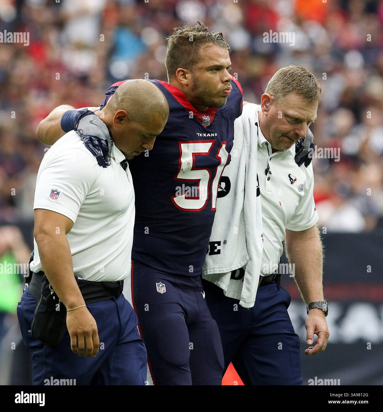 15 octobre 2017 : le linebacker des Houston Texans Dylan Cole (51 ans) quitte le peloton après avoir été blessé au deuxième quart-temps lors du match NFL entre les Browns de Cleveland et les Texans de Houston au NRG Stadium de Houston, Texas. John Glaser/CSM. (Image de crédit : &copy ; John Glaser/CSM via ZUMA Wire) Banque D'Images
