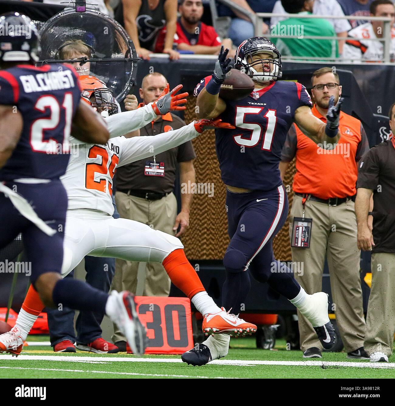 15 octobre 2017 : le linebacker des Houston Texans Dylan Cole (51 ans) attrape une interception dans le deuxième quart-temps lors du match NFL entre les Browns de Cleveland et les Texans de Houston au NRG Stadium de Houston, Texas. John Glaser/CSM. (Image de crédit : &copy ; John Glaser/CSM via ZUMA Wire) Banque D'Images