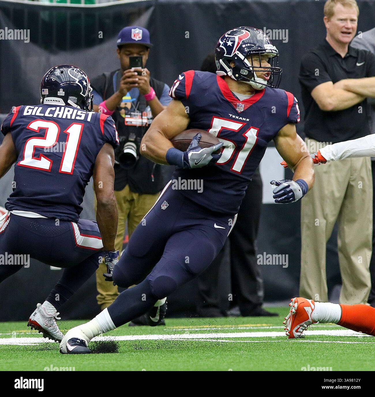 15 octobre 2017 : le linebacker des Houston Texans Dylan Cole (51 ans) court après une interception dans le deuxième quart-temps pendant le match NFL entre les Browns de Cleveland et les Texans de Houston au NRG Stadium de Houston, Texas. John Glaser/CSM. (Image de crédit : &copy ; John Glaser/CSM via ZUMA Wire) Banque D'Images