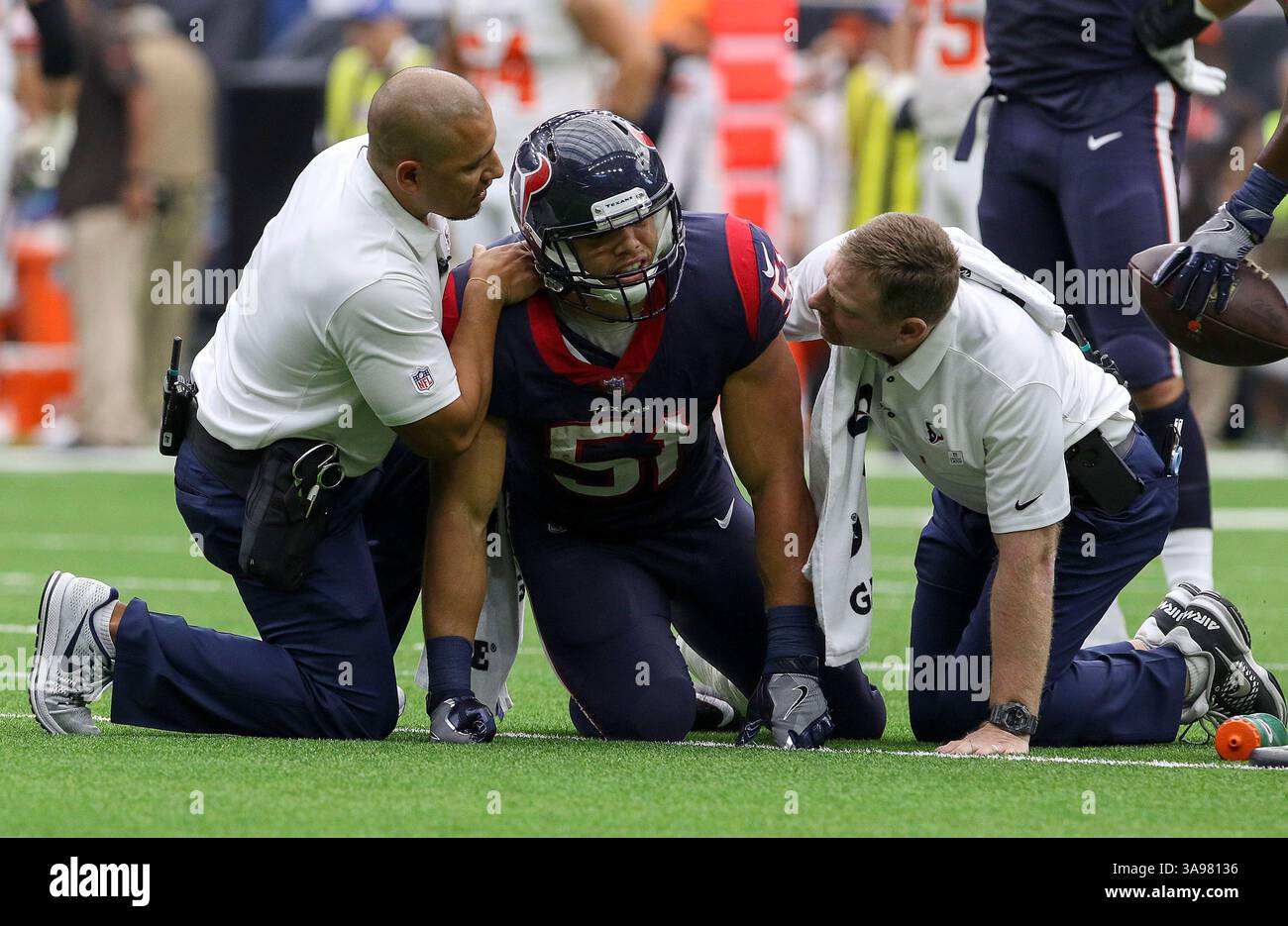 15 octobre 2017 : le linebacker des Houston Texans Dylan Cole (51 ans) s'agenouille après avoir été blessé au deuxième quart-temps lors du match NFL entre les Browns de Cleveland et les Texans de Houston au NRG Stadium de Houston, Texas. John Glaser/CSM. (Image de crédit : &copy ; John Glaser/CSM via ZUMA Wire) Banque D'Images