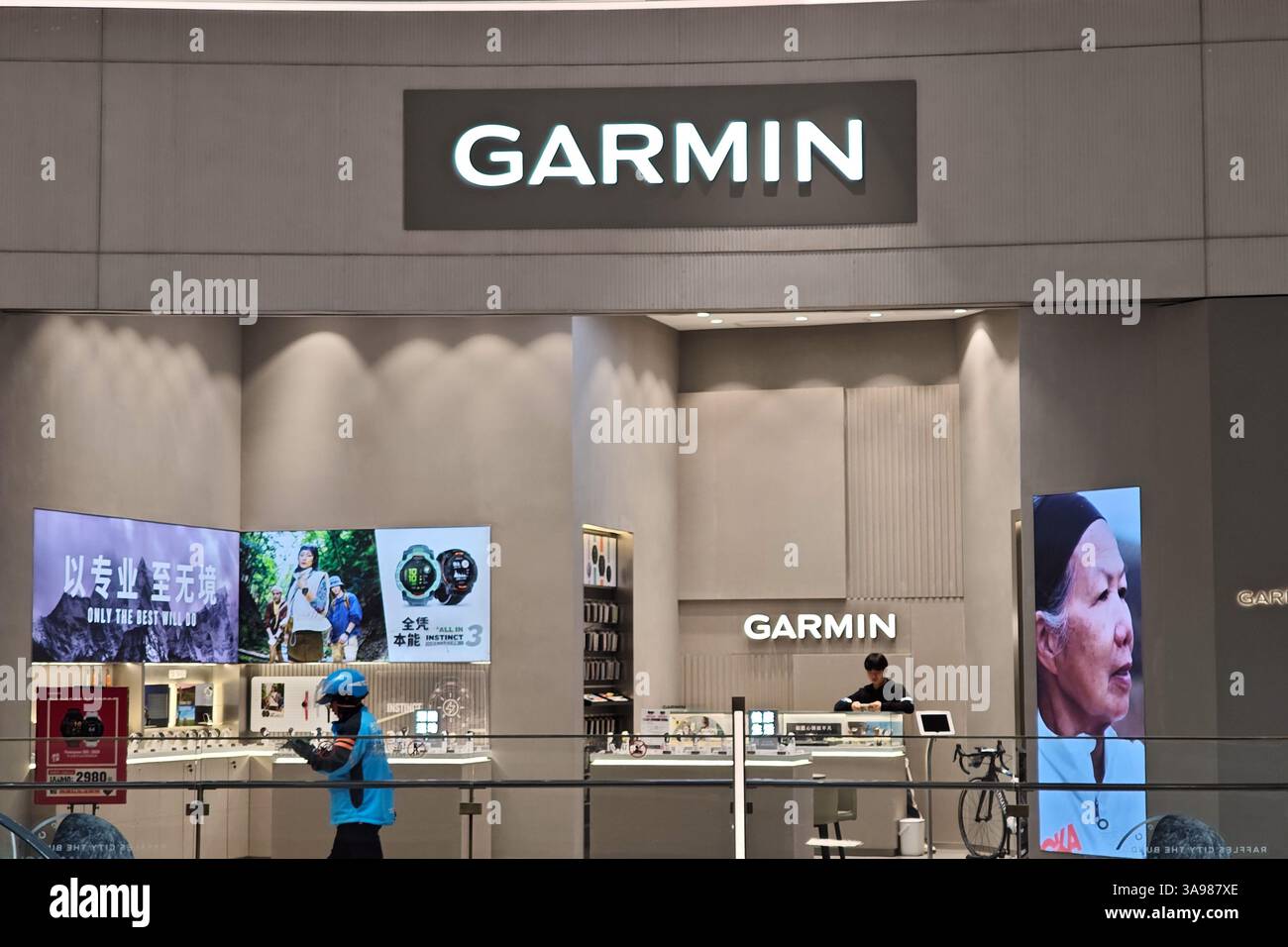 SHANGHAI, CHINE - 30 MARS 2025 - Un magasin de la marque de montres de sport GARMIN est vu à Shanghai, Chine le 30 mars 2025. Banque D'Images