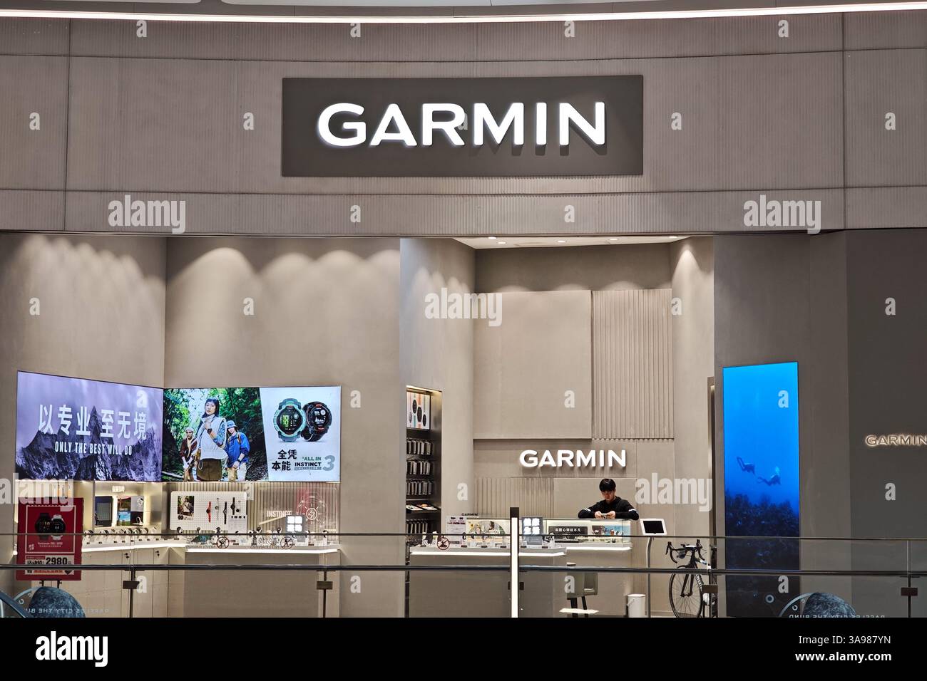 SHANGHAI, CHINE - 30 MARS 2025 - Un magasin de la marque de montres de sport GARMIN est vu à Shanghai, Chine le 30 mars 2025. Banque D'Images