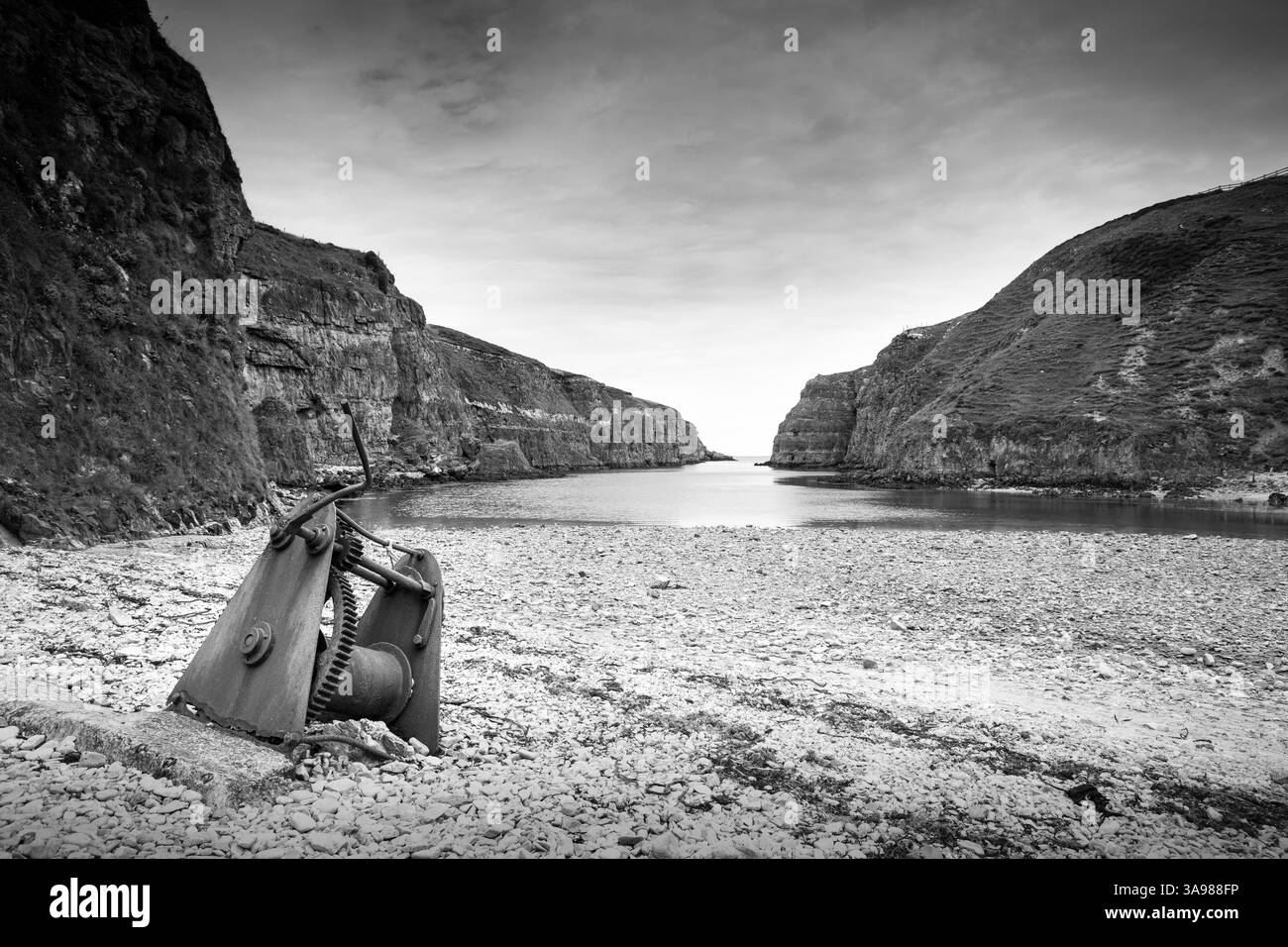 Une machinerie de pêche en métal rustique se trouve sur la côte le long de Geodha Smoo. Banque D'Images